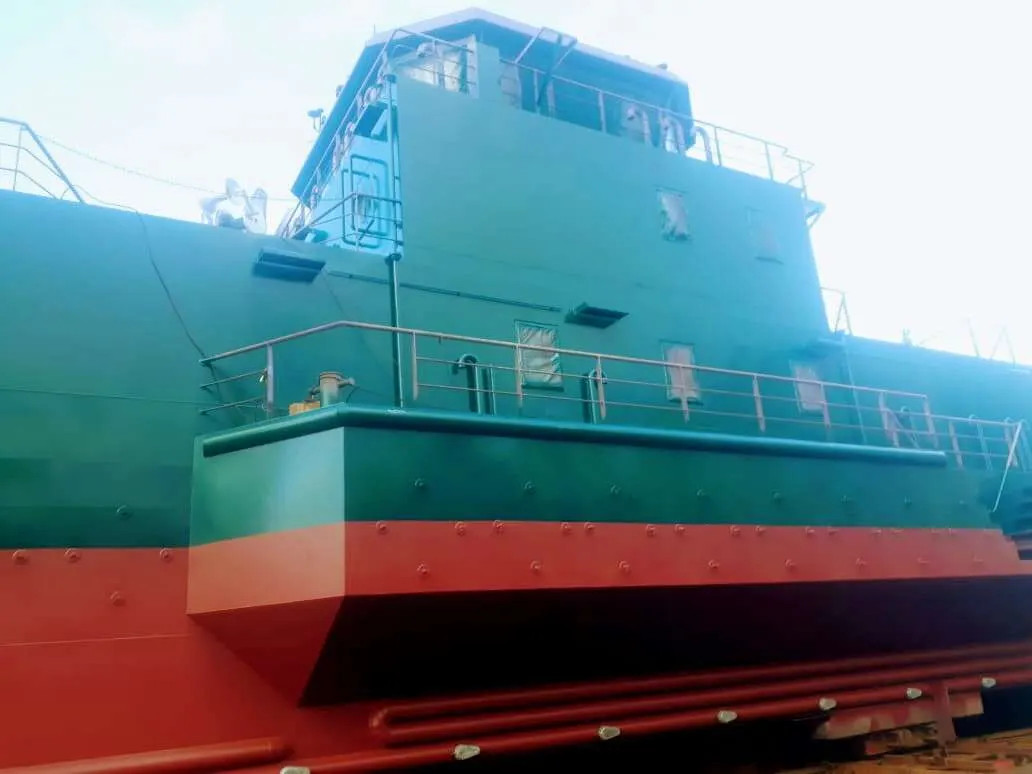 Pintura naval en embarcación